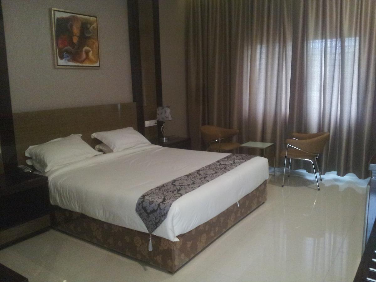 Saffron Hotel Jālna Стая снимка