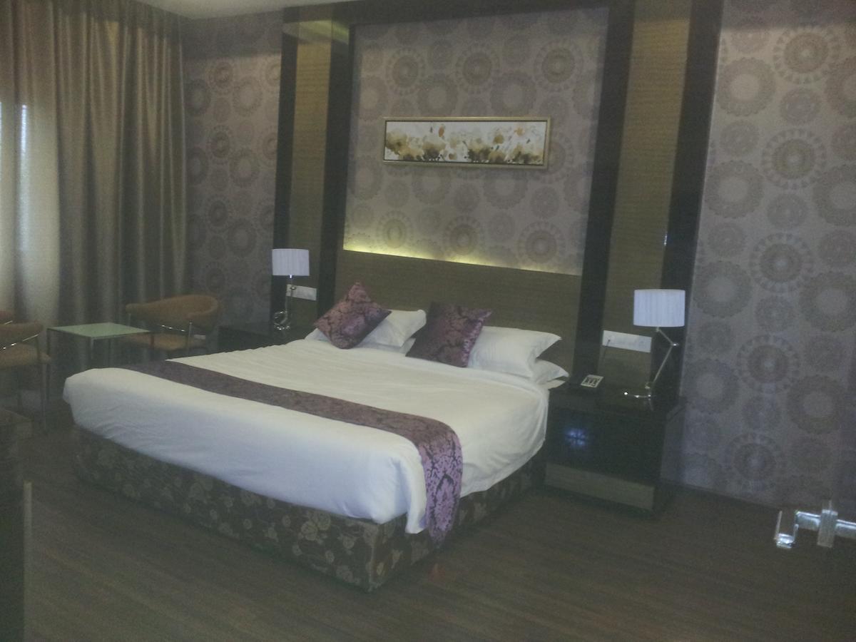 Saffron Hotel Jālna Стая снимка